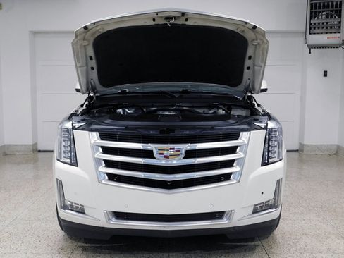Used 2015 Cadillac Escalade Luxury image 13