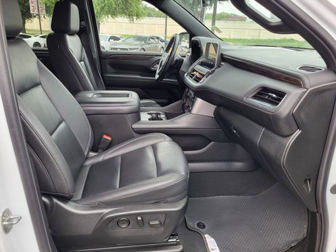 Used 2024 Chevrolet Suburban LT RWD image 11