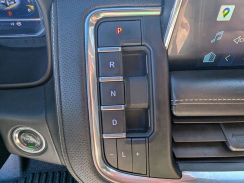 Used 2022 Chevrolet Suburban Premier AWD/4WD image 25