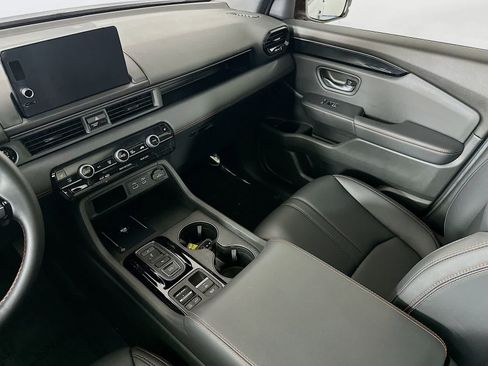 Used 2025 Honda Pilot TrailSport image 11
