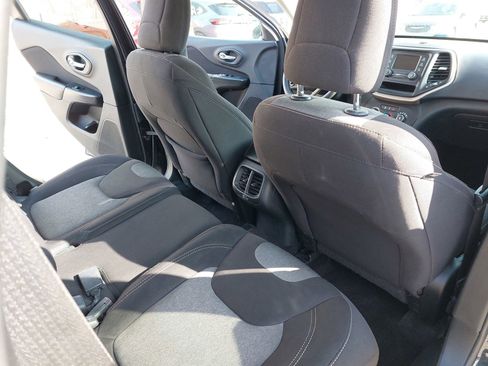 Used 2016 Jeep Cherokee Sport image 12