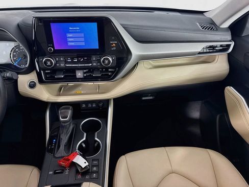 Used 2025 Toyota Highlander XLE AWD/4WD image 26