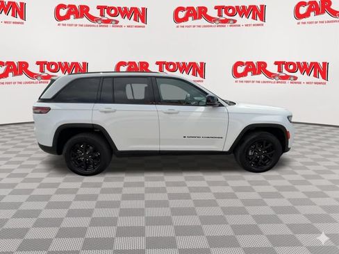 Used 2025 Jeep Grand Cherokee Altitude AWD/4WD image 9