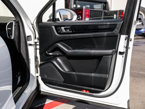 Used 2020 Porsche Cayenne image 42