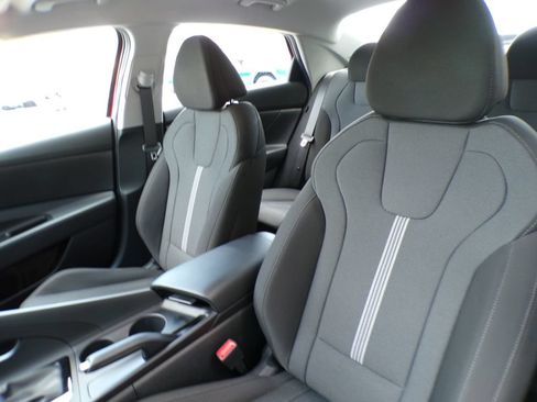 Certified 2025 Hyundai Elantra SE FWD image 11