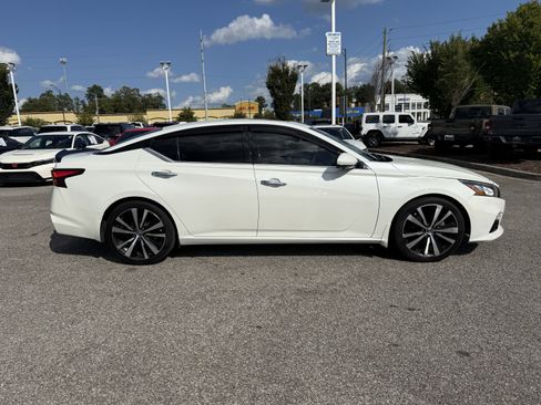 Used 2020 Nissan Altima 2.0 Platinum FWD image 11