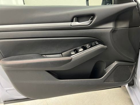 Used 2024 Nissan Altima 2.5 SR image 11