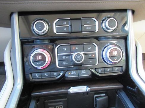 Used 2021 GMC Yukon XL Denali w/ Denali Premium Package RWD image 29