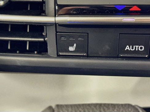 Certified 2025 Toyota Sienna XLE FWD image 8