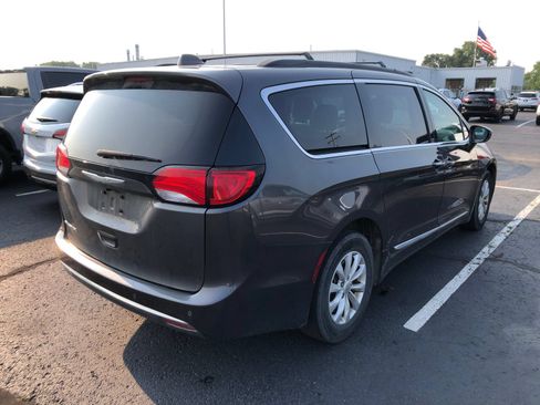 Used 2017 Chrysler Pacifica Touring-L FWD image 4