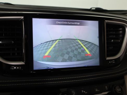 Used 2022 Chrysler Pacifica Touring-L FWD image 6