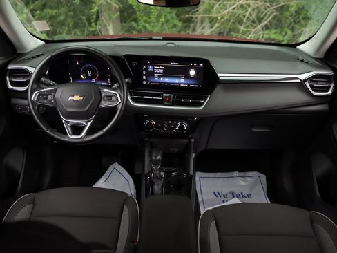 Used 2024 Chevrolet TrailBlazer LT w/ LT Cold Weather Package FWD image 19