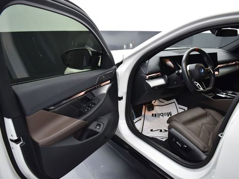 Used 2024 BMW i5 M60 image 8