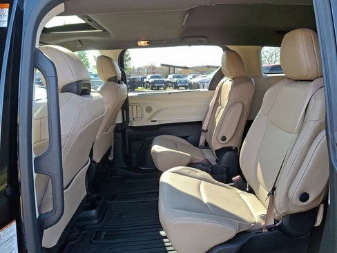 Certified 2023 Toyota Sienna XLE image 11