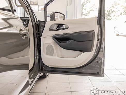 Used 2022 Chrysler Pacifica Touring-L image 42