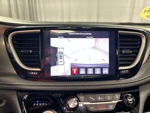 Used 2025 Chrysler Pacifica Select w/ Uconnect Theater Family Group FWD image 18