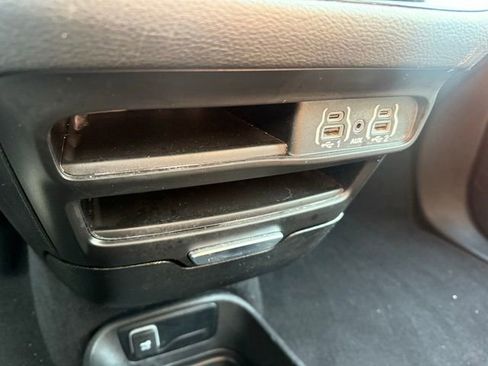 Used 2023 Chrysler Pacifica Touring FWD image 23