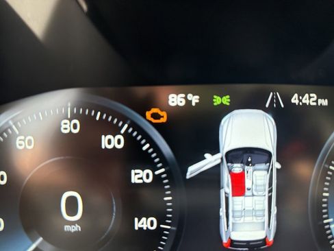 Used 2018 Volvo XC60 T5 Momentum w/ Convenience Package AWD/4WD image 8