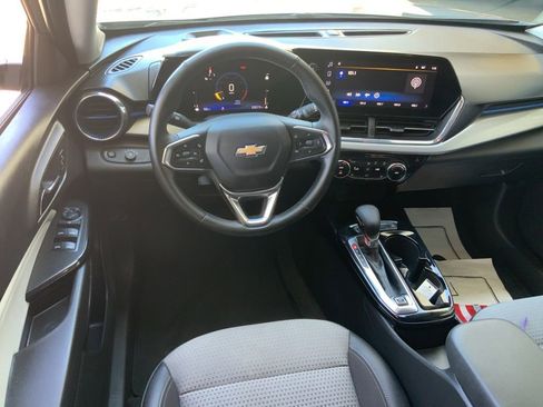 Used 2025 Chevrolet Trax LT w/ LT Convenience Package FWD image 12