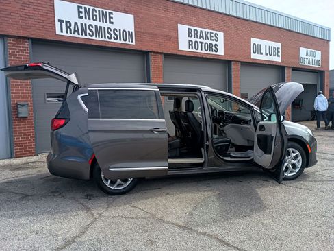 Used 2017 Chrysler Pacifica Touring-L Plus w/ Tire & Wheel Group FWD image 6