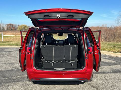 Used 2026 Chrysler Pacifica Limited w/ Uconnect Theater Family Group image 41