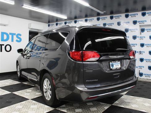 Used 2017 Chrysler Pacifica Touring-L image 2
