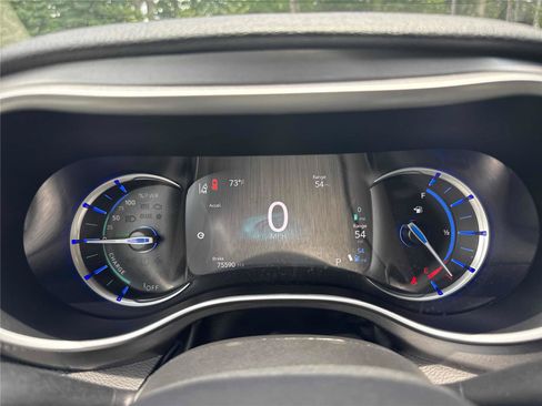 Used 2023 Chrysler Pacifica Touring-L FWD image 17