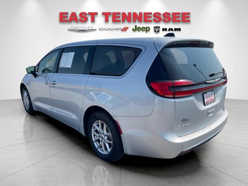 Used 2024 Chrysler Pacifica Touring-L FWD image 5