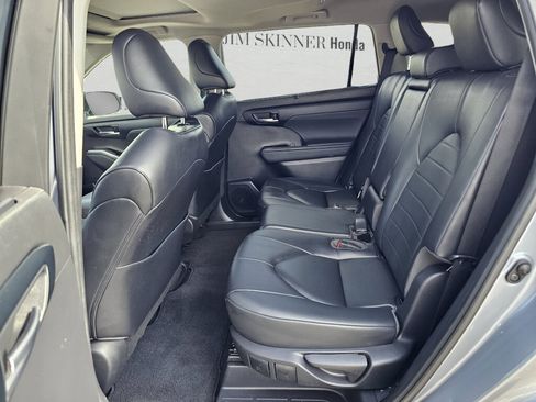 Used 2023 Toyota Highlander XLE FWD image 34