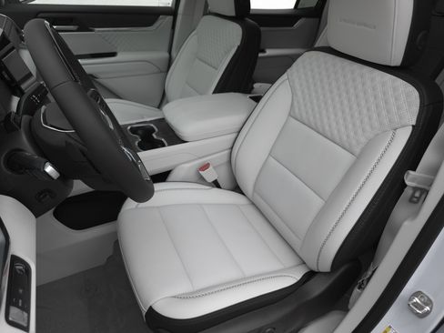 New 2026 GMC Acadia Denali w/ Super Cruise Package FWD image 10