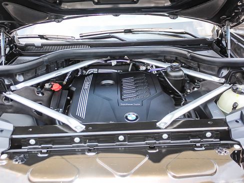 Used 2022 BMW X7 xDrive40i w/ M Sport Package AWD/4WD image 26