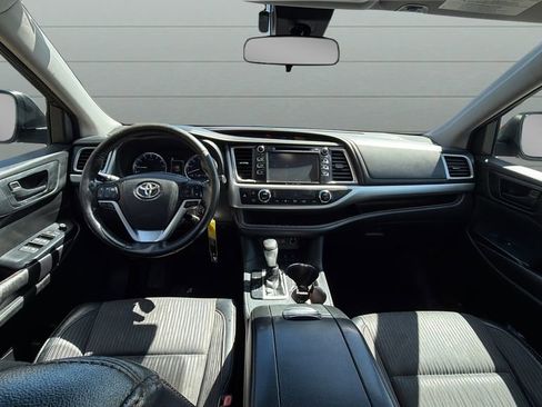 Used 2017 Toyota Highlander Plus AWD/4WD image 32