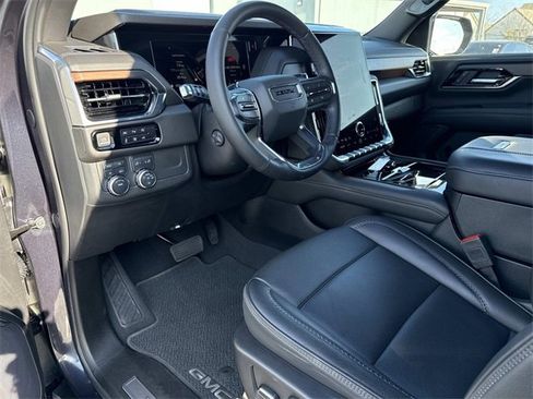 Used 2025 GMC Yukon Denali w/ Sun & Power Step Package image 10