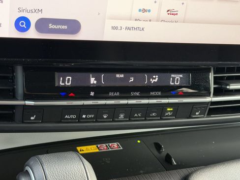 Used 2025 Toyota Sienna XLE FWD image 20