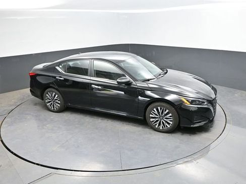 Used 2025 Nissan Altima 2.5 SV FWD image 32