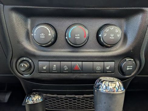 Used 2017 Jeep Wrangler Unlimited Rubicon w/ Connectivity Group image 19