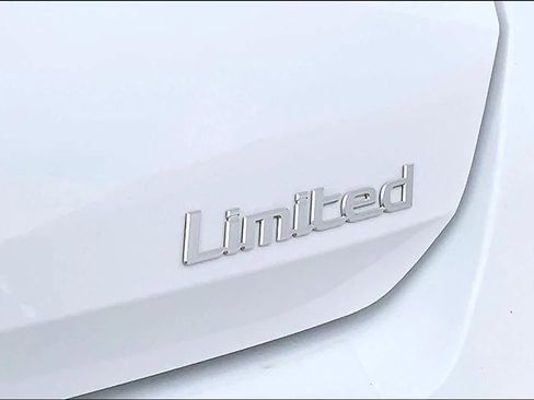 Certified 2025 Hyundai Elantra Limited image 9