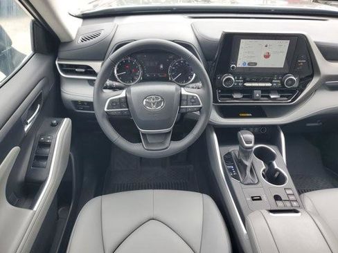 Used 2025 Toyota Highlander XLE FWD image 16