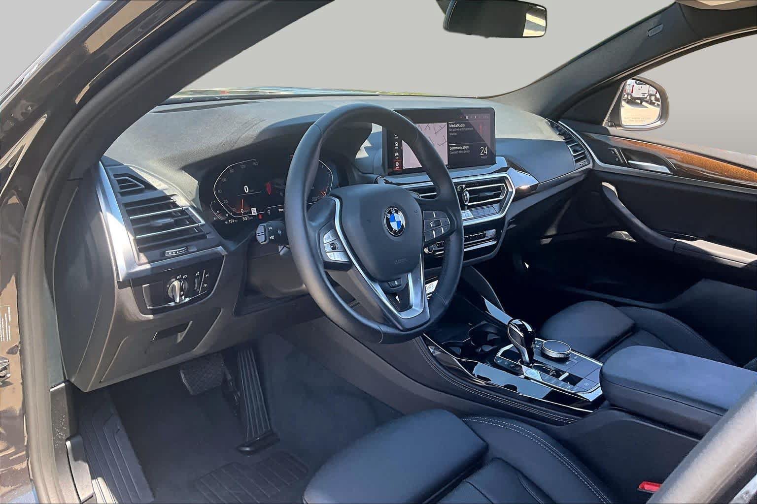 Used 2025 BMW X4 xDrive30i AWD/4WD image 16
