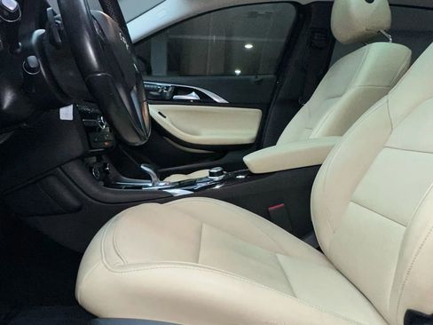 Used 2017 INFINITI QX30 Premium w/ Navigation Package image 12