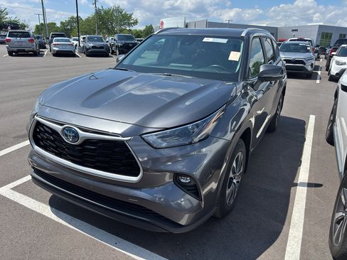 Used 2024 Toyota Highlander XLE AWD/4WD image 2