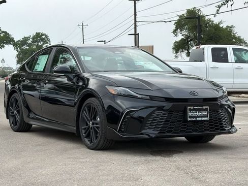 New 2026 Toyota Camry Hybrid FWD image 3