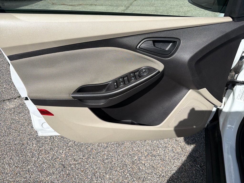 Used 2012 Ford Focus SE FWD image 9