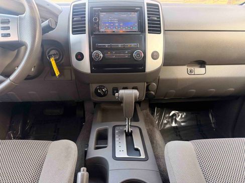 Used 2010 Nissan Frontier SE image 23