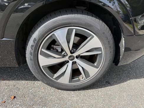 Used 2024 Audi Q8 e-tron Premium Plus w/ Premium Plus Package AWD/4WD image 17