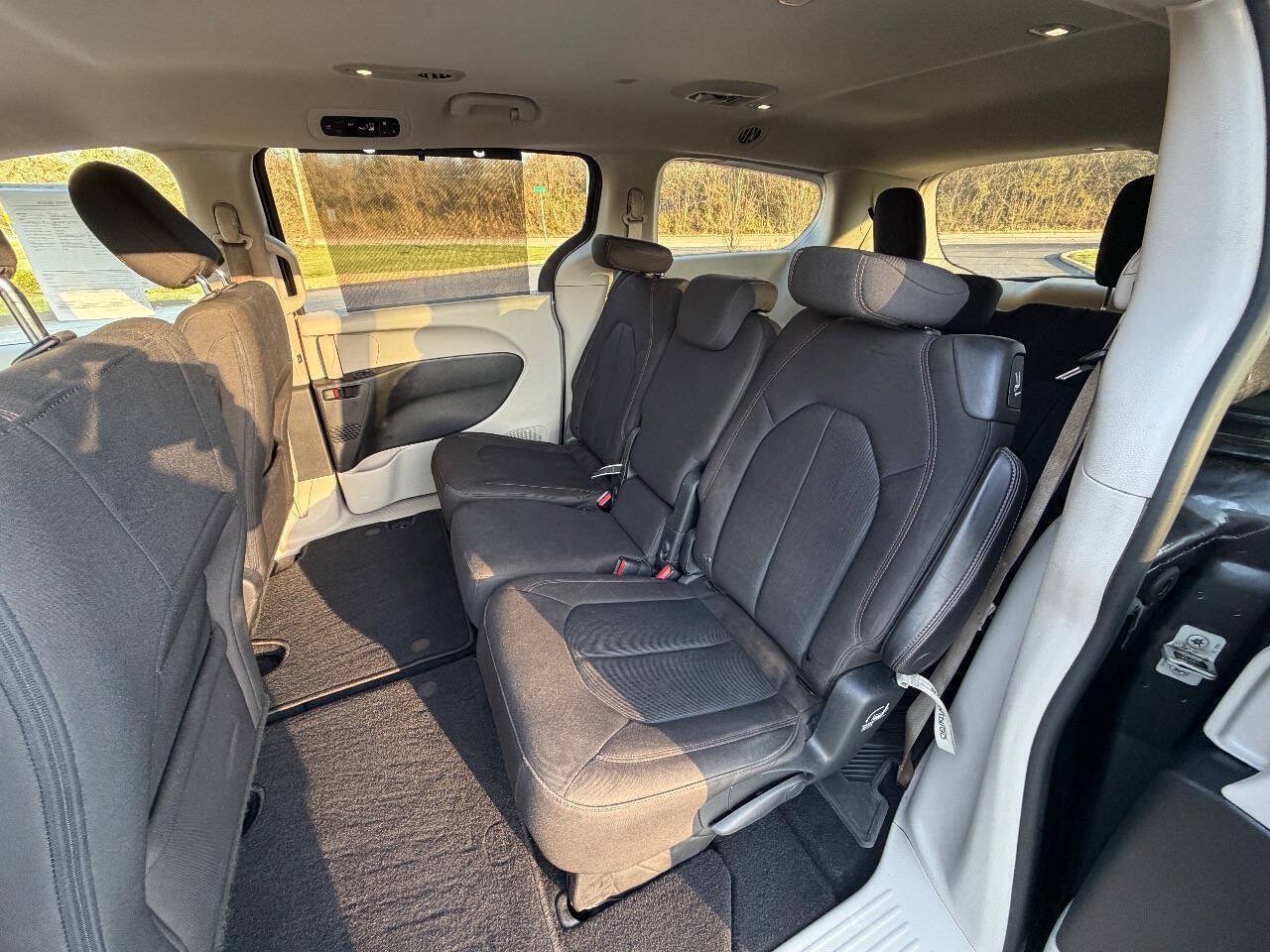 Used 2020 Chrysler Pacifica Touring FWD image 6