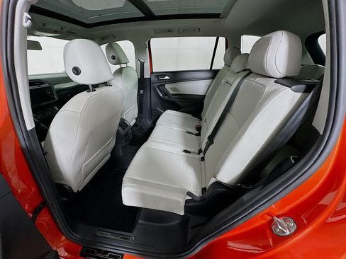 Used 2018 Volkswagen Tiguan SE w/ Panoramic Sunroof Package image 28