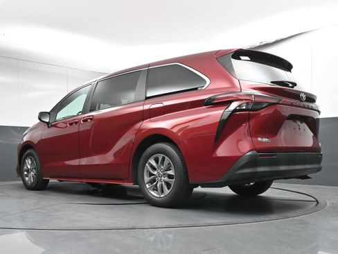 Used 2021 Toyota Sienna LE image 29