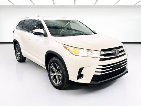 Used 2017 Toyota Highlander LE FWD image 3
