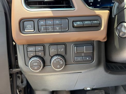 Used 2023 Chevrolet Suburban High Country AWD/4WD image 18